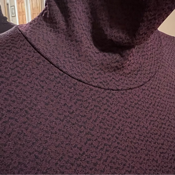 NWT Athleta Flurry Peak Turtleneck
Color: Burgundy/Black Size Medium - Picture 5 of 11
